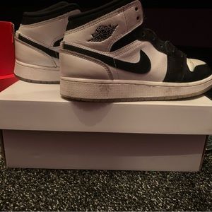 Jordan 1 mid SE diamond size 5Y no shoe laces